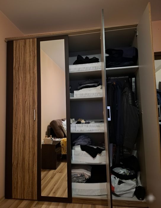 Продавам легло/гардероб