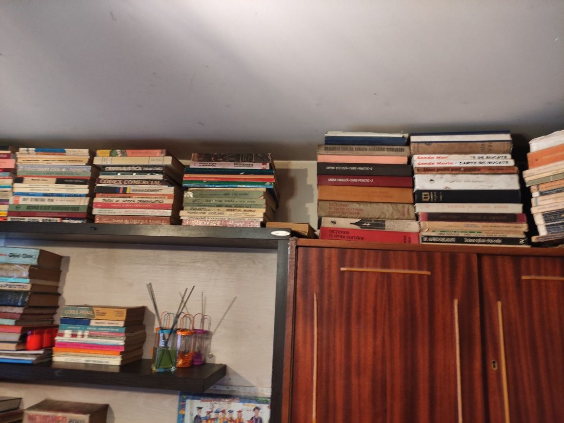 Biblioteca cu cărți