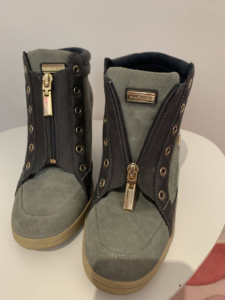 Tommy Hilfiger piele naturala si piele intoarsa