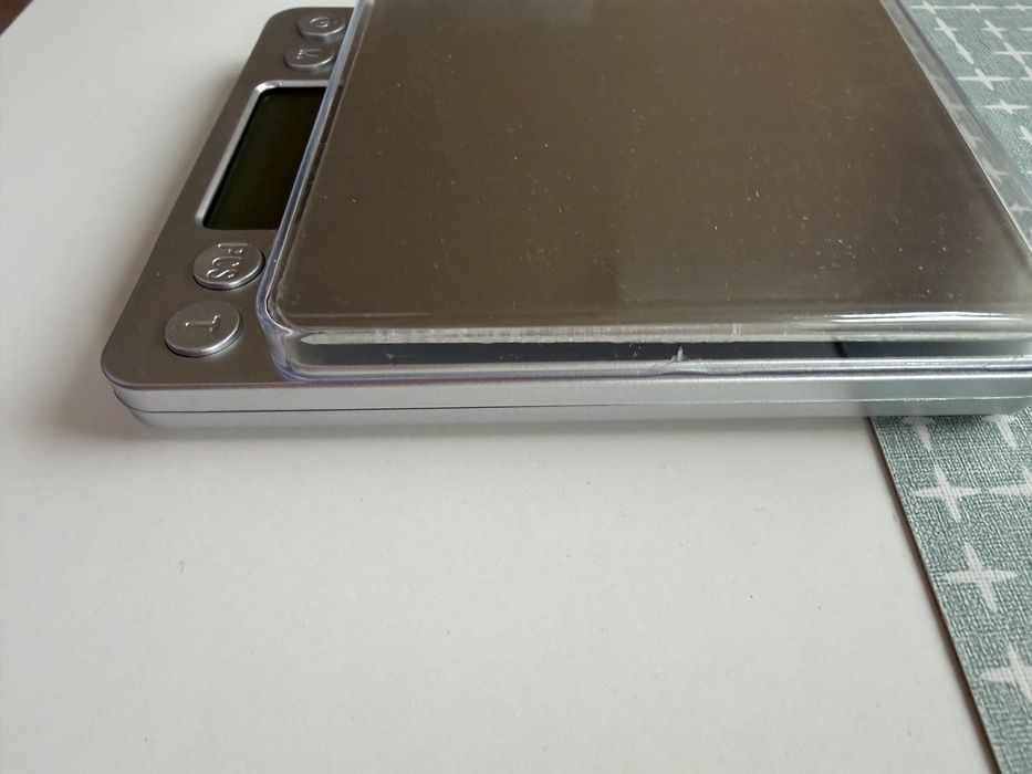 Малко електронно кантарче – 10 × 13 см, син дисплей