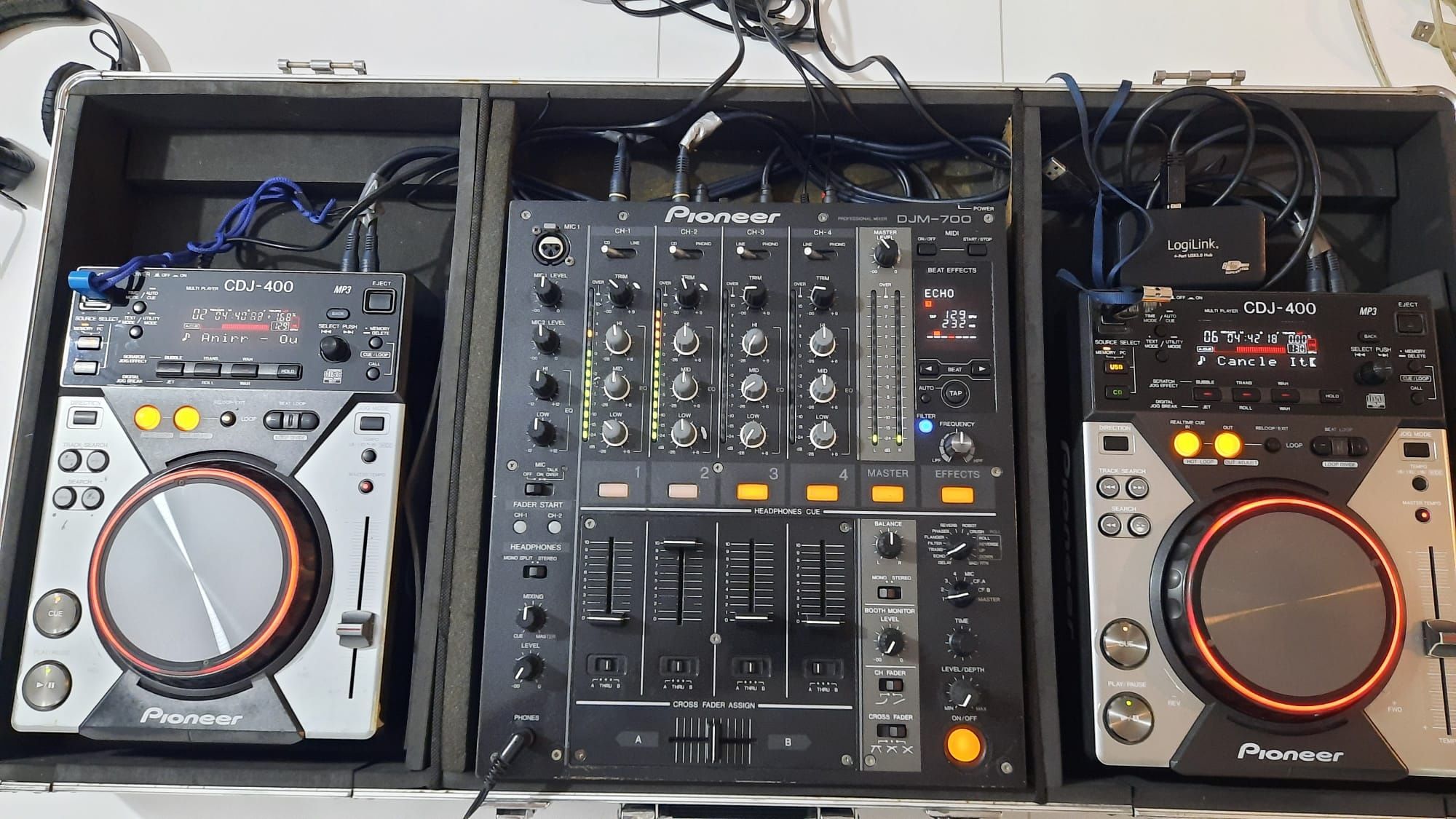 Vând pachet masă dj /mixere și playere Pioneer 400/400/700