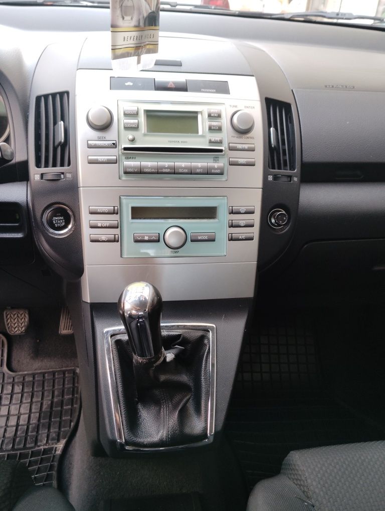 Продавам Toyota corolla verso 1.6 110 к.с vvti