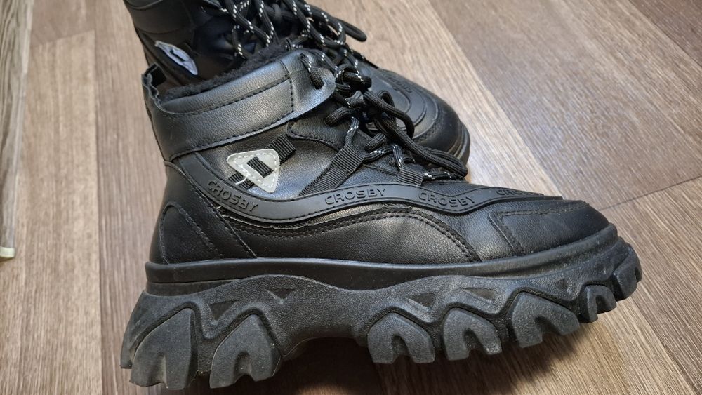 Тёплые ботинки  Crosby.
