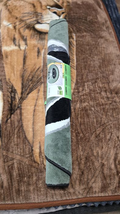 Чисто ново кръгло килимче за детска стая