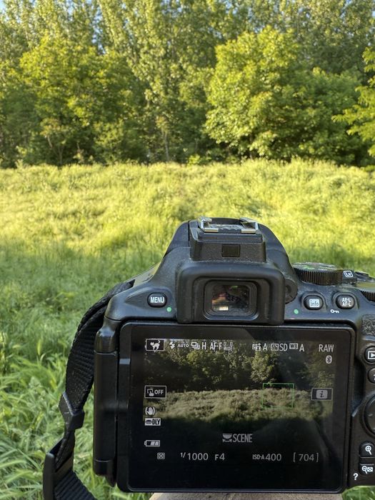 Продавам Nikon D5600 с обектив + аксесоари – Отлично състояние!