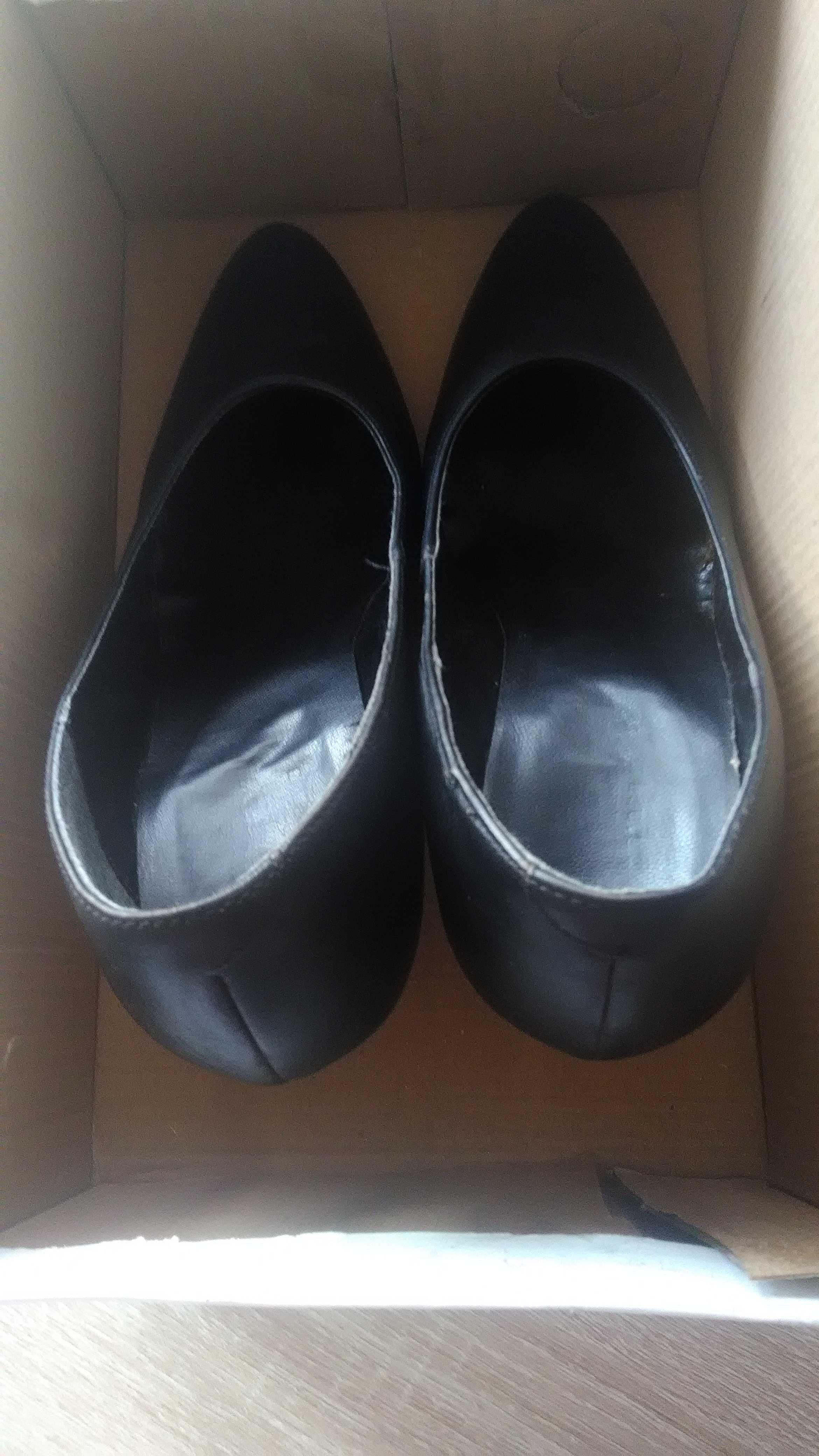 Класически черни дамски обувки с висок ток.