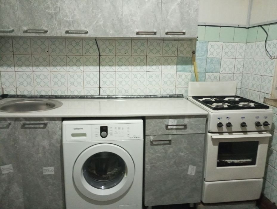 Сдаётся 3х ком квартира на питисотки  около 3 школы  1 этаж