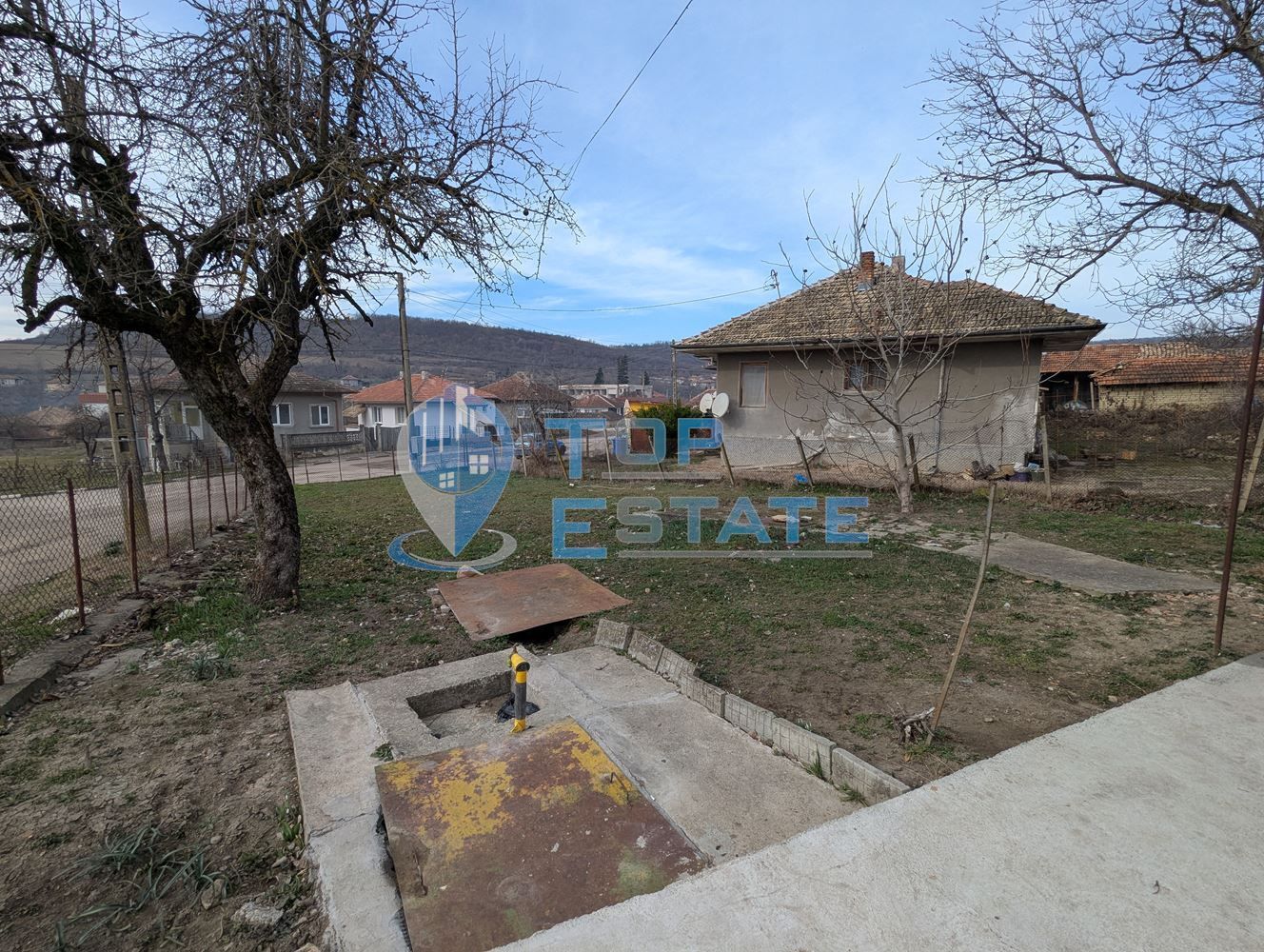 Ремонтирана масивна къща с голям и поддържан двор в село Асеново, общ