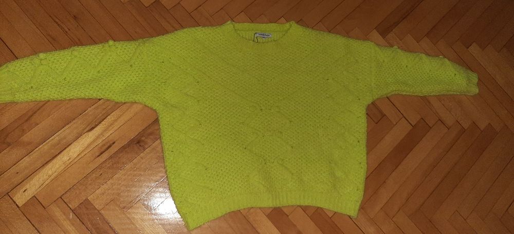 Pulover  gros marimea S/M,purtat o data impecabil