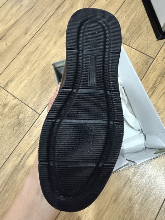 Новые Кожаные кроссовки 37 размер