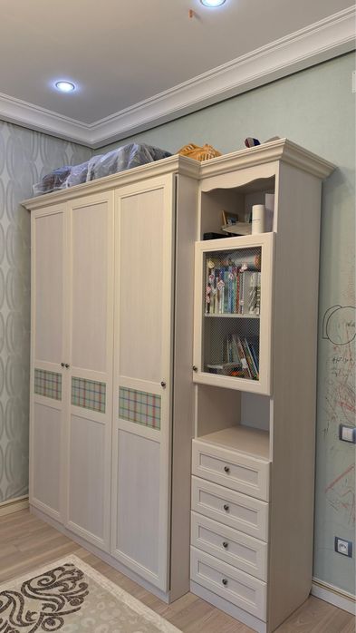 Продаеться шкаф и стол в хорошем состояние