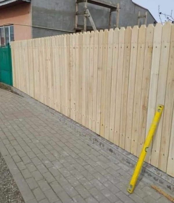 Porti si garduri din sipca metalica