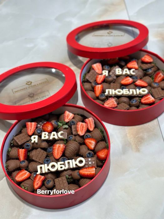 Клубника малина банан ягоды в шоколаде