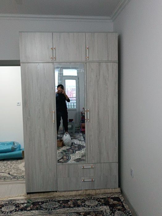 Shkaf sotiladi birinci quldan sexdi uzidan boradi uyizzga