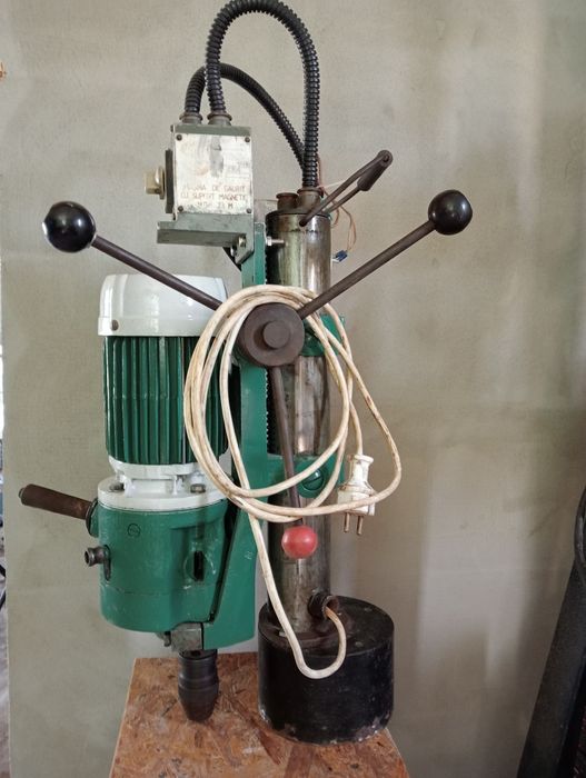 Bormașină cu talpă magnetică