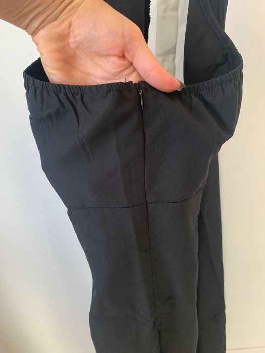 Рокля с яка и гол гръб в бяло и черно