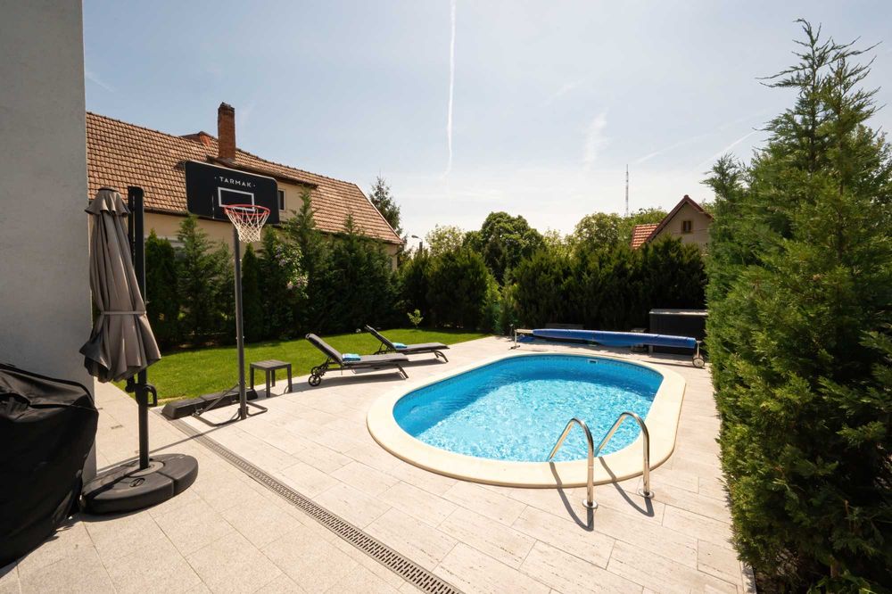 Vila deosebita, cu piscina, in zona dealuri / Gheorghe Doja