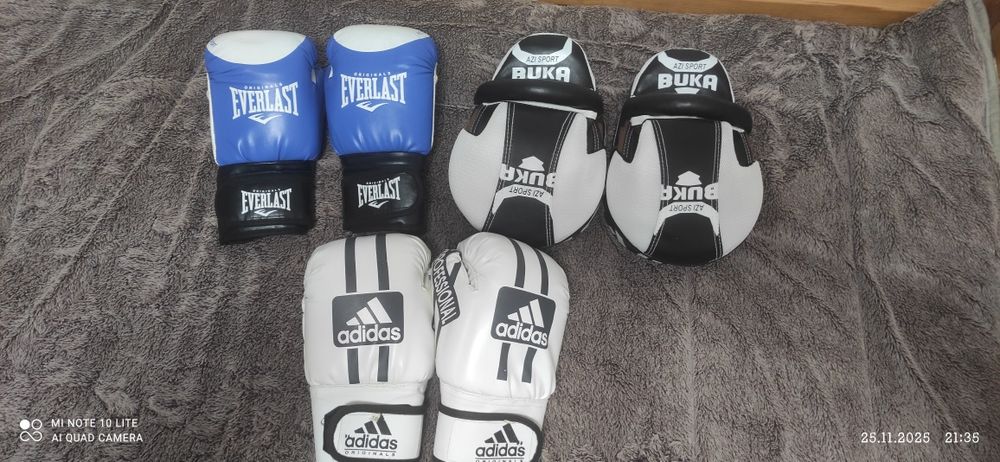 Перчатки для занятий таеквондо две пары и лапы б/у