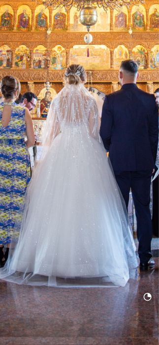 Vand rochie de mireasa alba+voal lung+crinolina