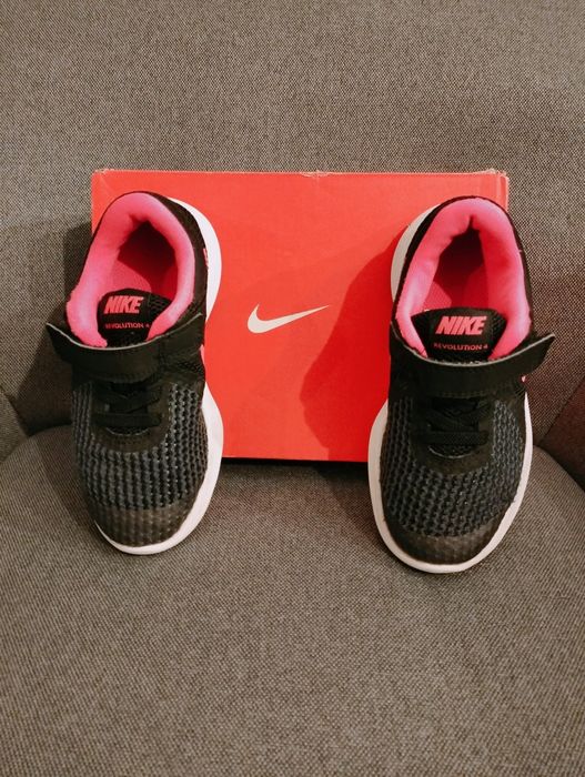 Vând adidași fete, Nike Revolution 4, mărimea 27.5