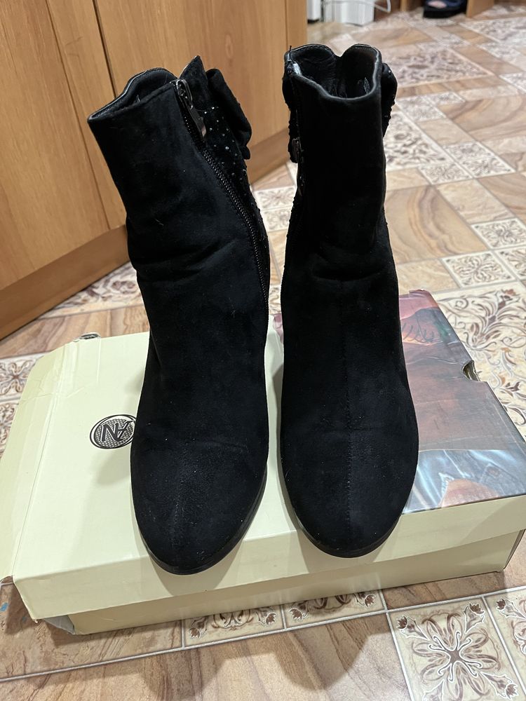 Продам замшевые ботильоны