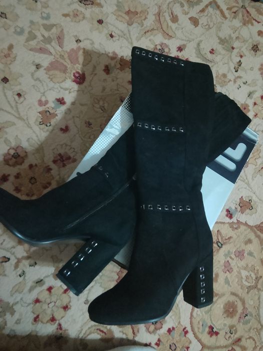 Продам женские сапоги замш новые