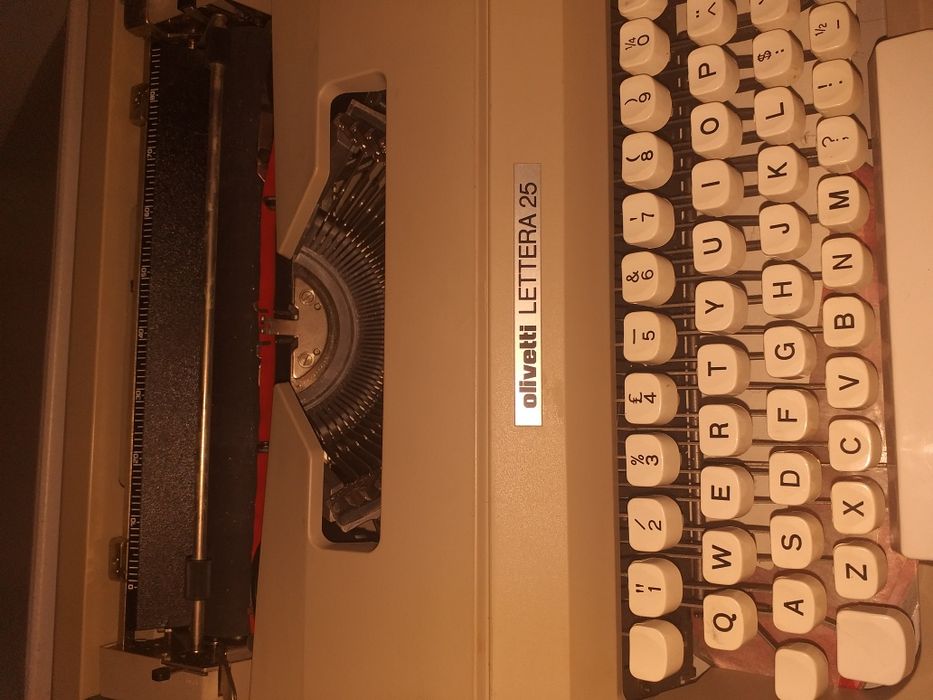 Vând Mașină se scris Olivetti Lettera 25 Nou