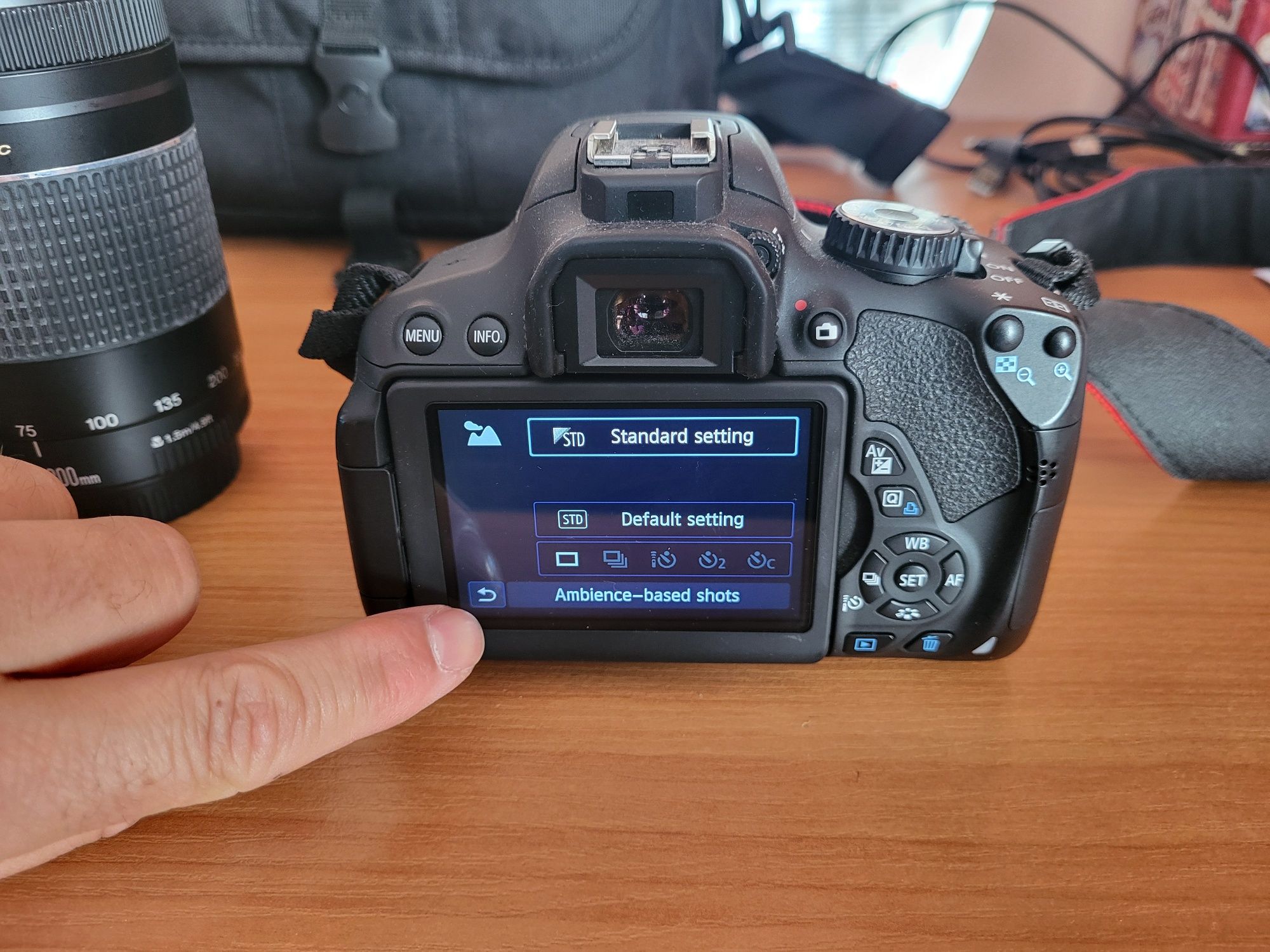 Продавам комплект фотоапарат Canon EOS 650D