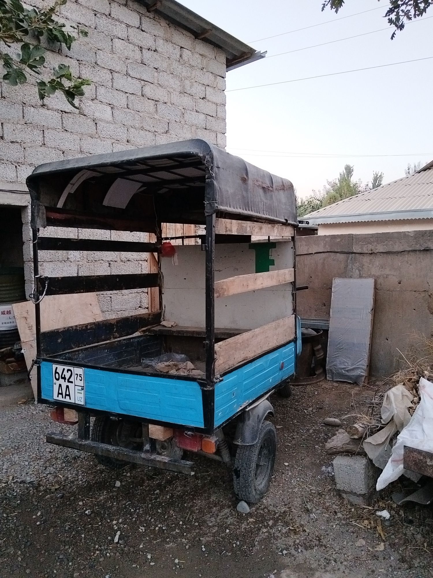 Mototskl yurib turgan