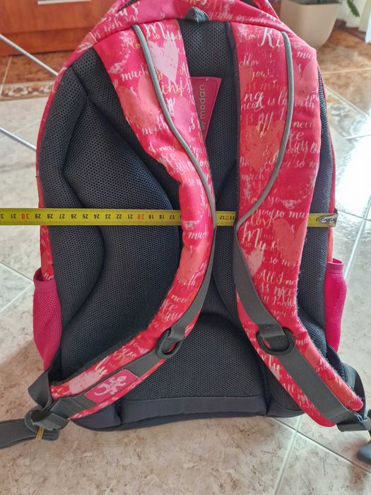 Продавам ученическа раница