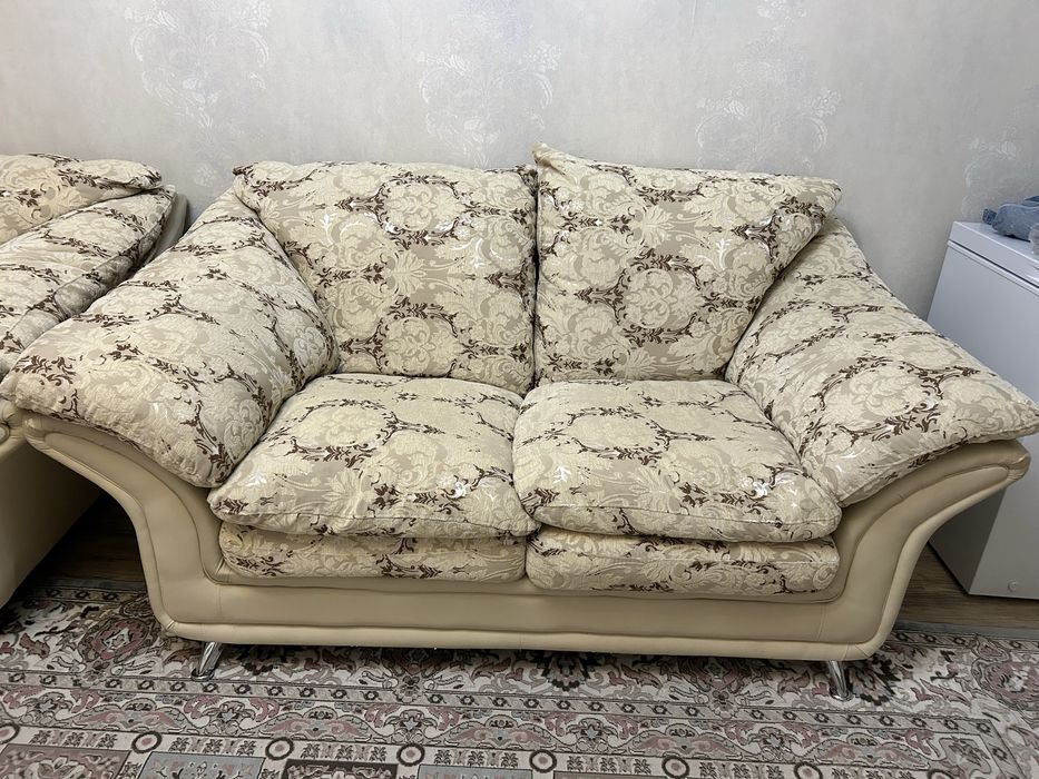 Продаётся два небольших дивана  и одно кресло