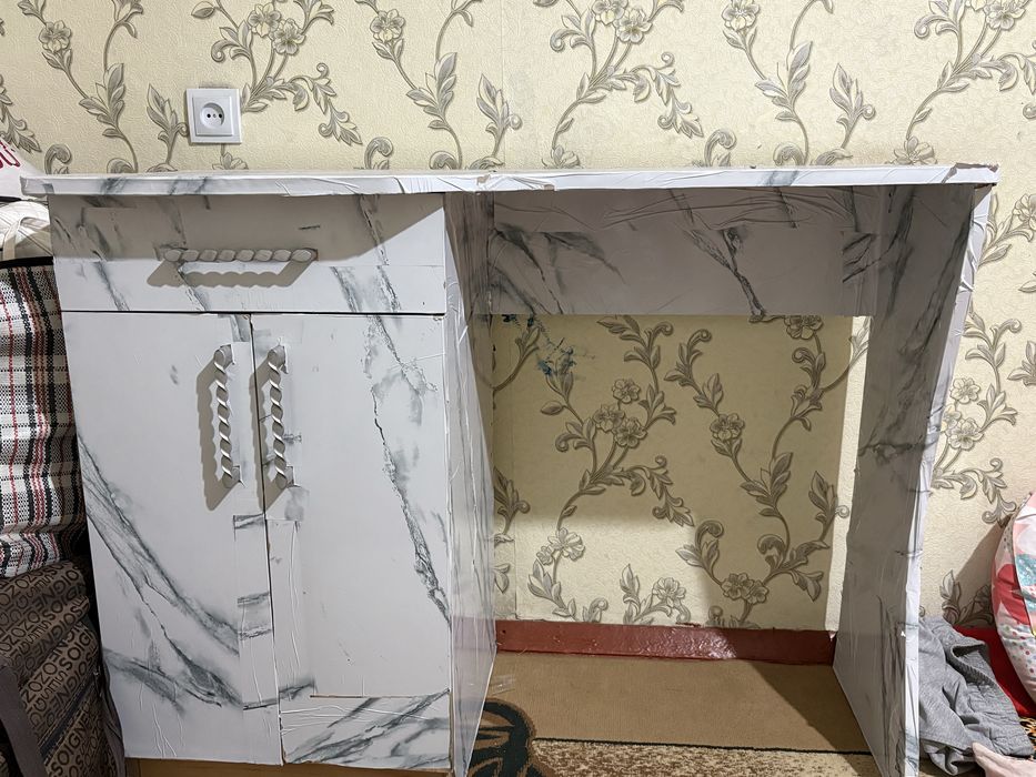 Маникюрный стол.