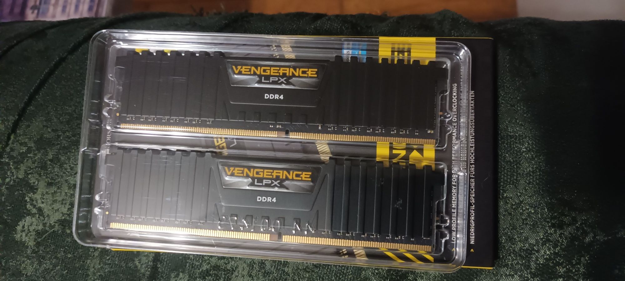 Vând memorie ram corsair corsair ddr4 2 × 8 GB | 16 GB