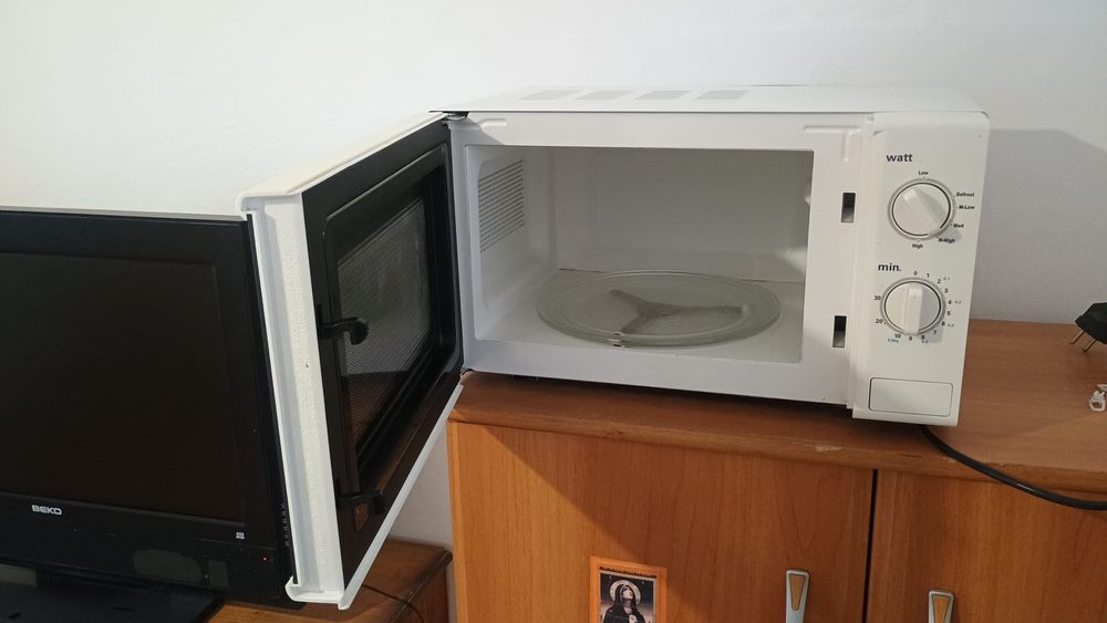 Vând cuptor cu microunde