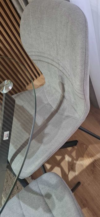 Vând masa + 4 scaune