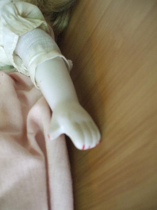 Papusa - cap, mainile, picioare din portelan - veche, 47 cm