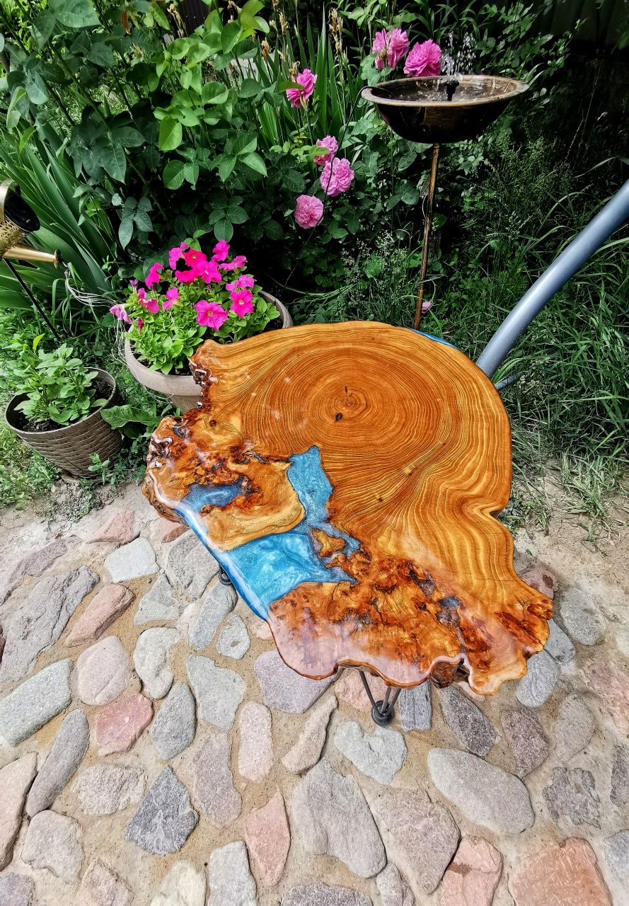 Стол из натурального дерева