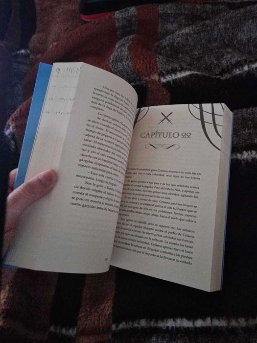 Фентъзи поредица "Стъкленият трон" на испански език, чисто нови