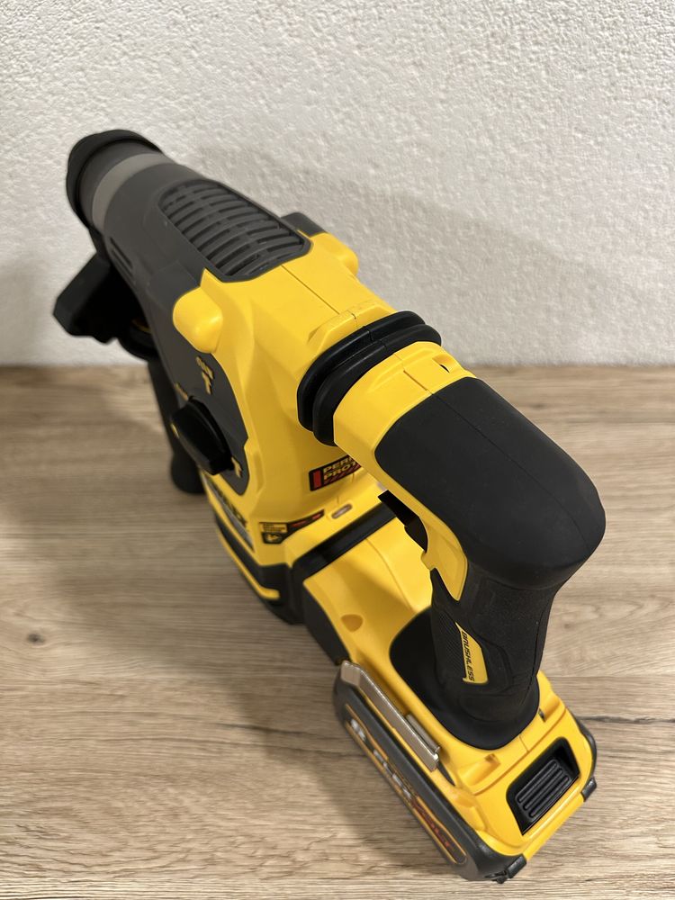 Rotopercutor Dewalt DCH333, masina de gaurit (Hilti, Milwaukee)