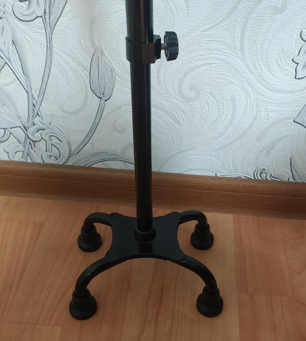 Доставка. Металлическая трость 4 ножки, четырёхопорный костыль