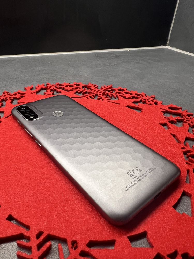 Смартфон Motorola Moto E20, 32GB, 2GB RAM, 4G, Graphite Grey