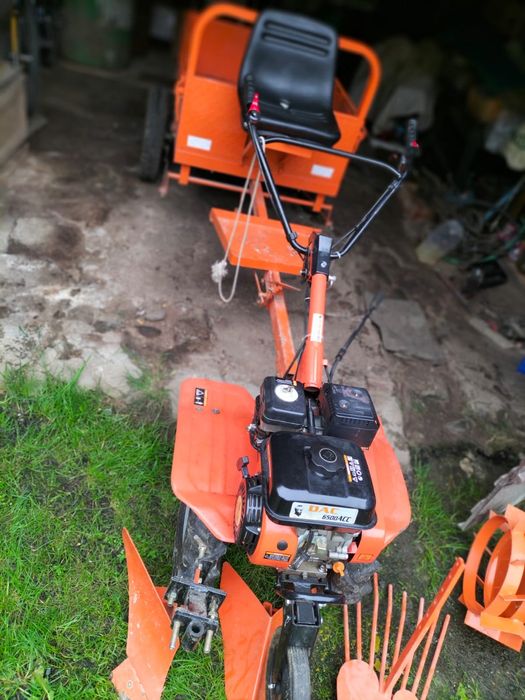 Vând motocultor.