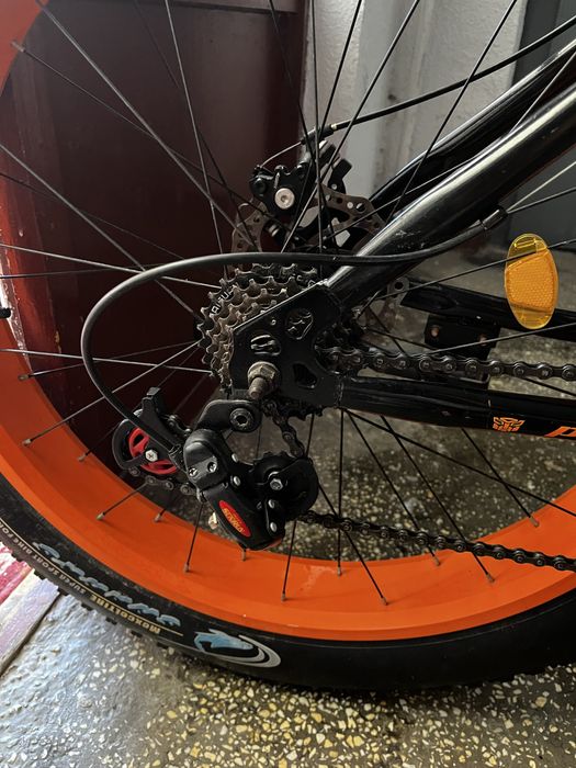 Vand bicicleta de tip fat bine perfecta pentru orice tip de teren