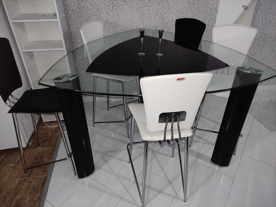 Трапезна маса със стъклен плот и столове