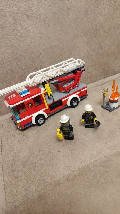 LEGO® City 60107 - Пожарникарски камион със стълба