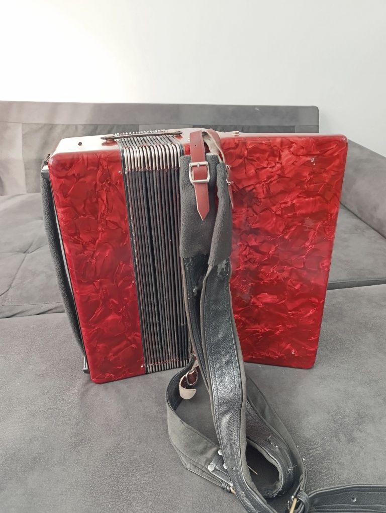 Vand acordeon WELTMEISTER STELLA cu 80 basi