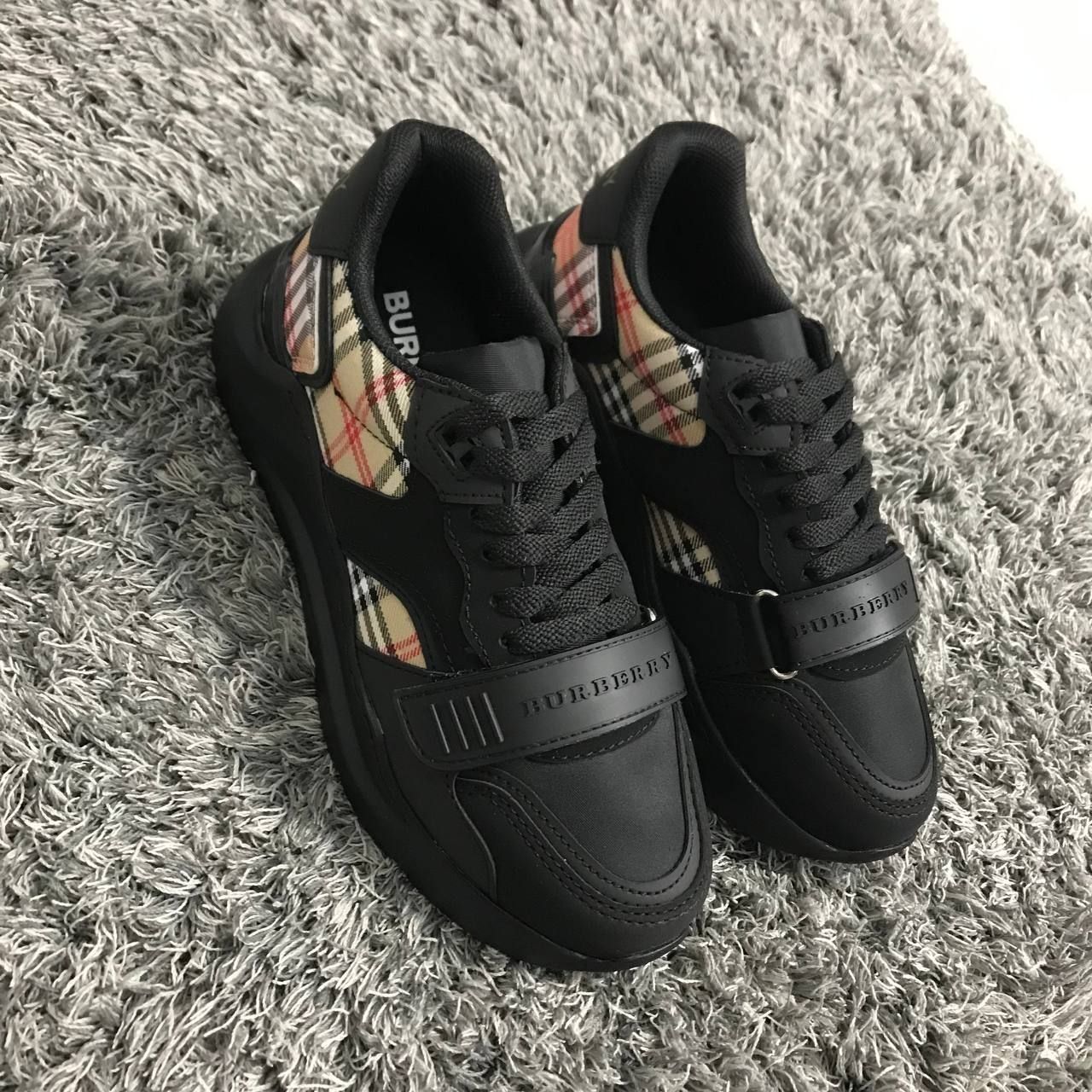 Adidasi dama Burberry