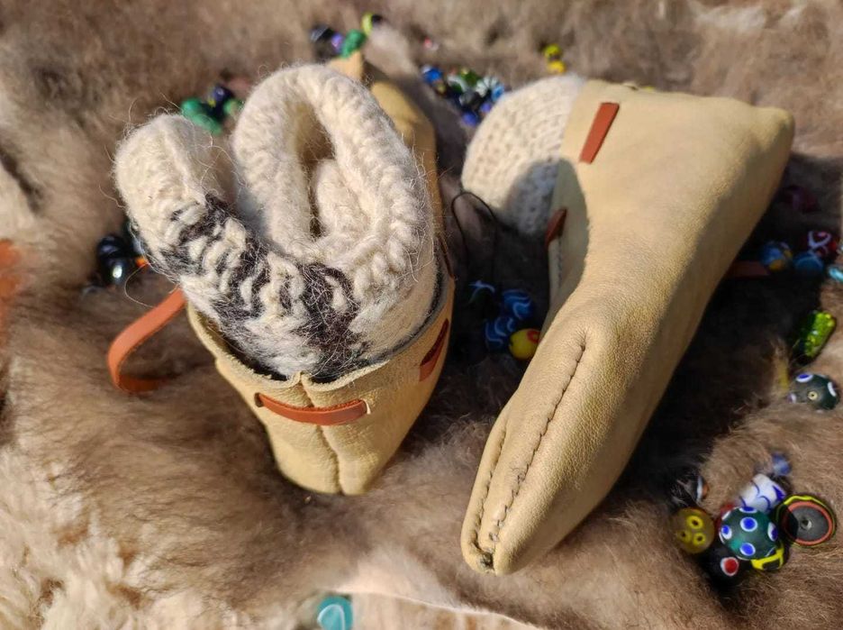 Pantofi vikingi lucrați manual din piele