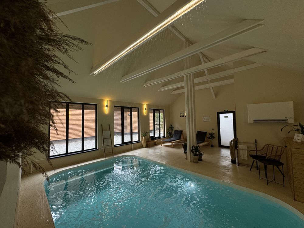 Cabana pentru 2 persoane cu piscinǎ