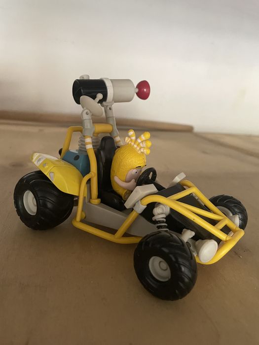 Гоночная машинка с водителем